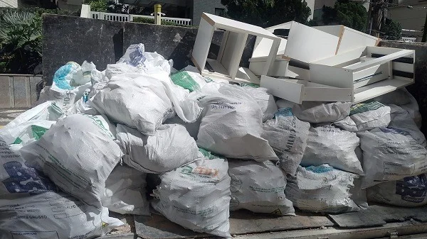Entulho ensacado e móveis velhos para remoção na Baixada Santista