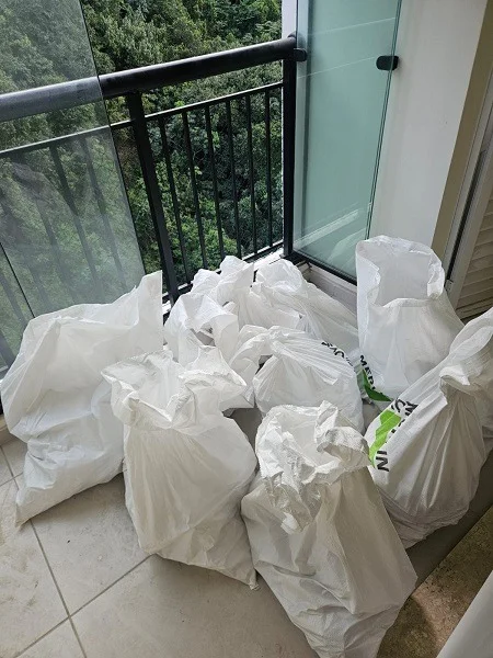 Sacos de entulho prontos para retirada em apartamento em Praia Grande